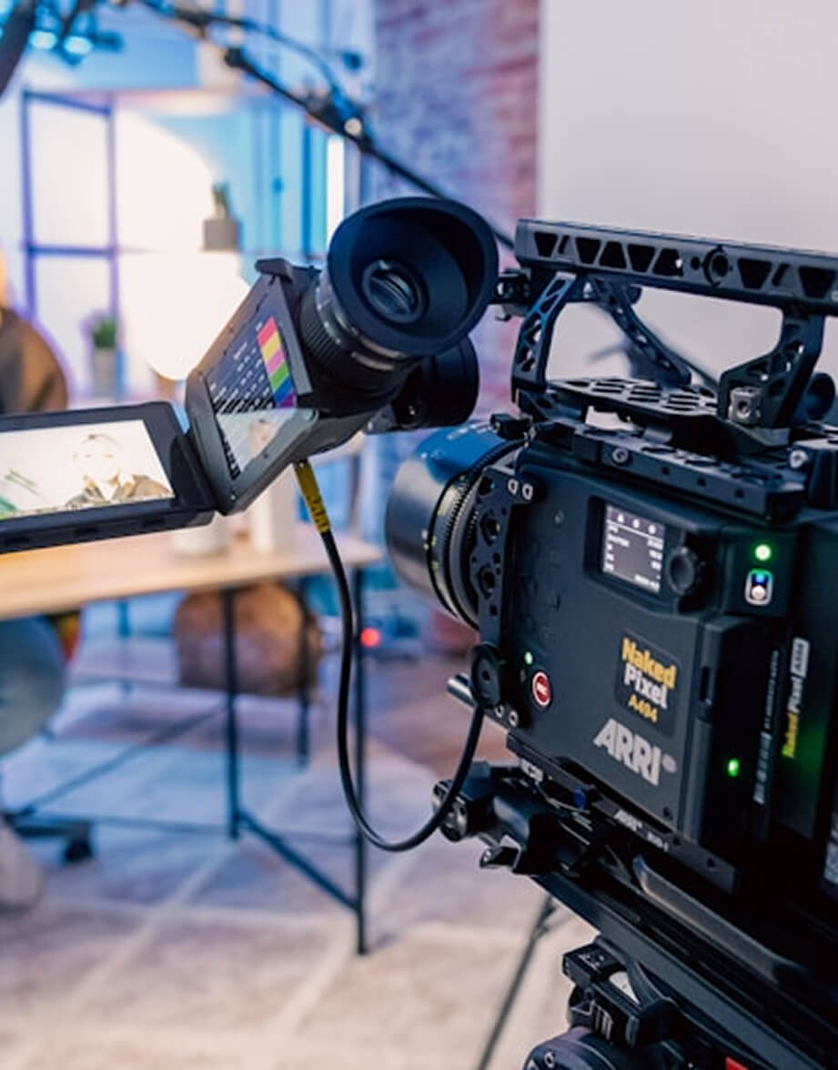 Profi filmkamera monitorral egy berendezett forgatási helyszínen
